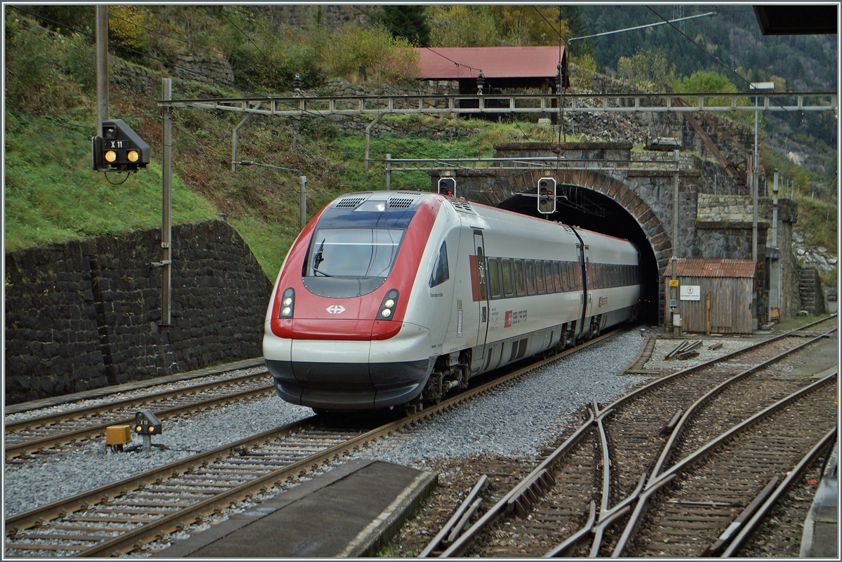 Ein ICN verlässt beim Bahnhof von Wassen die  Mittlere Entschigtal-Galerie . Gleich über dem Tunnelportal verbirgt sich eine kleine Feldbahn.
10. Oktober 2014