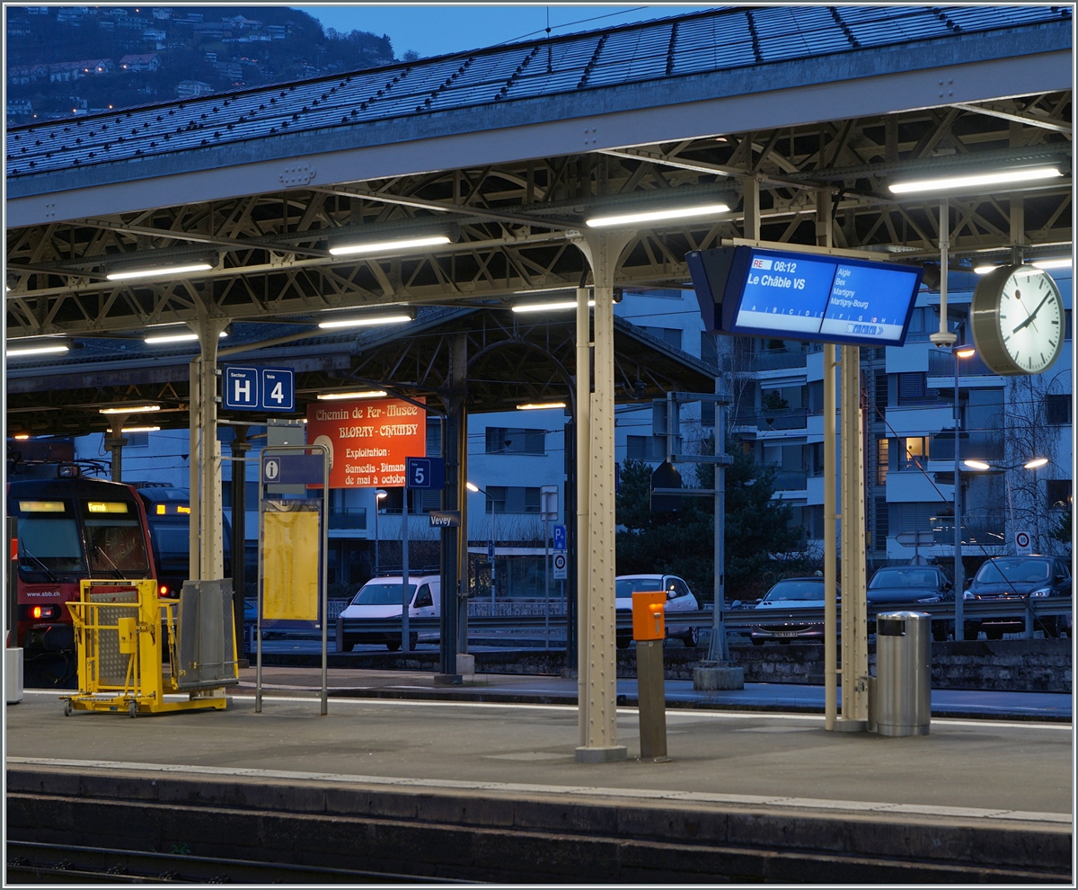 Ein interesssanter Zug kündigt sich an...
... auch wenn es dann nur ein SBB Flirt RABe 523 war und kein TPF  RABe 527 wie ich erst gehofft hatte. 

Vevey, den 2. Jan. 2024