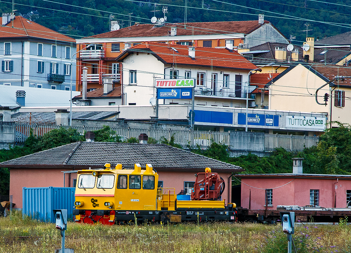Ein Italienisches Gleisarbeitsfahrzeug IT-RFI 152194-2 (Hersteller Mer Mec) der RFI (Rete Ferroviaria Italiana) abgestellt am 14.09.2017 in Domodossola.