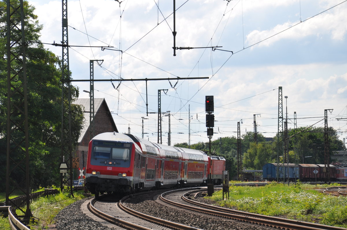 Ein  Kamel  f�hrt am 09.08.2017 mit einem RB51-Verst�rkerzug in Richtung Rodenbach. Schublok war 114 037.