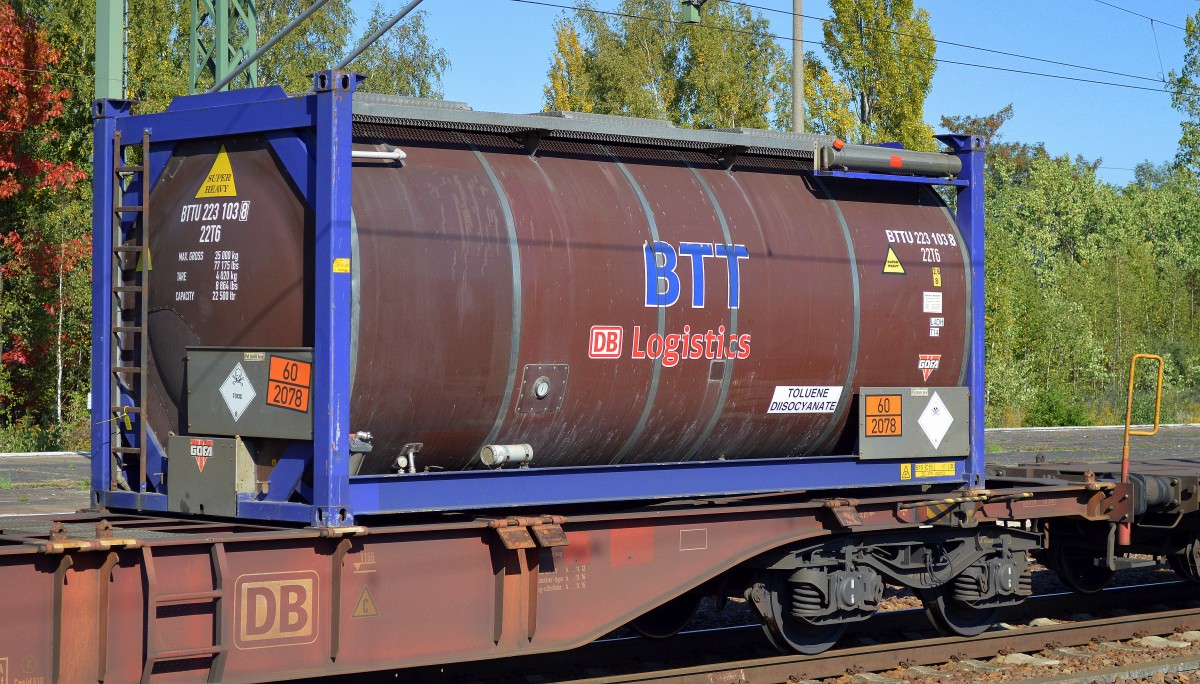Ein Kesselcontainer der BTT DB Logistics (UN-Nr. 60/2078 = Tuluol-2,4-diisocyanat) am 03.10.15 Nhf. Flughafen Berlin-Schönefeld.