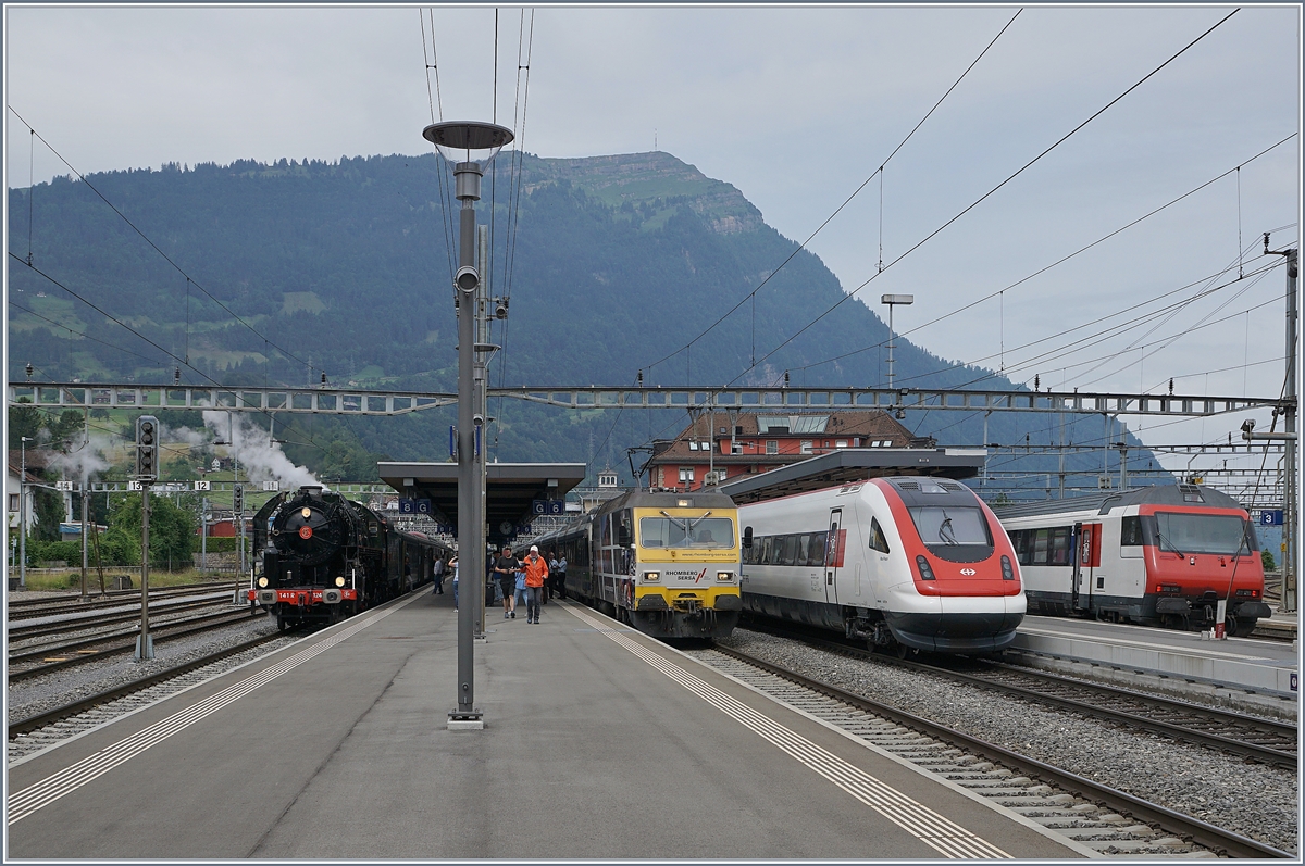 Ein kleine, zufällige Fahrzeugparade in Arth Goldau: Links im Bild rangiert die SNCF 141 R 1244 vom Verein Mikado 1244 mit ihren Zug für die Fahrt nach Luzern, in der Mitte wartet eine SOB Re 456 mit ihrem VAE 2573 auf die Weiterfahrt nach St.Gallen und daneben seht ein der ICN als IC 672 unterwegs von Lugano nach Basel.

24. Juni 2018