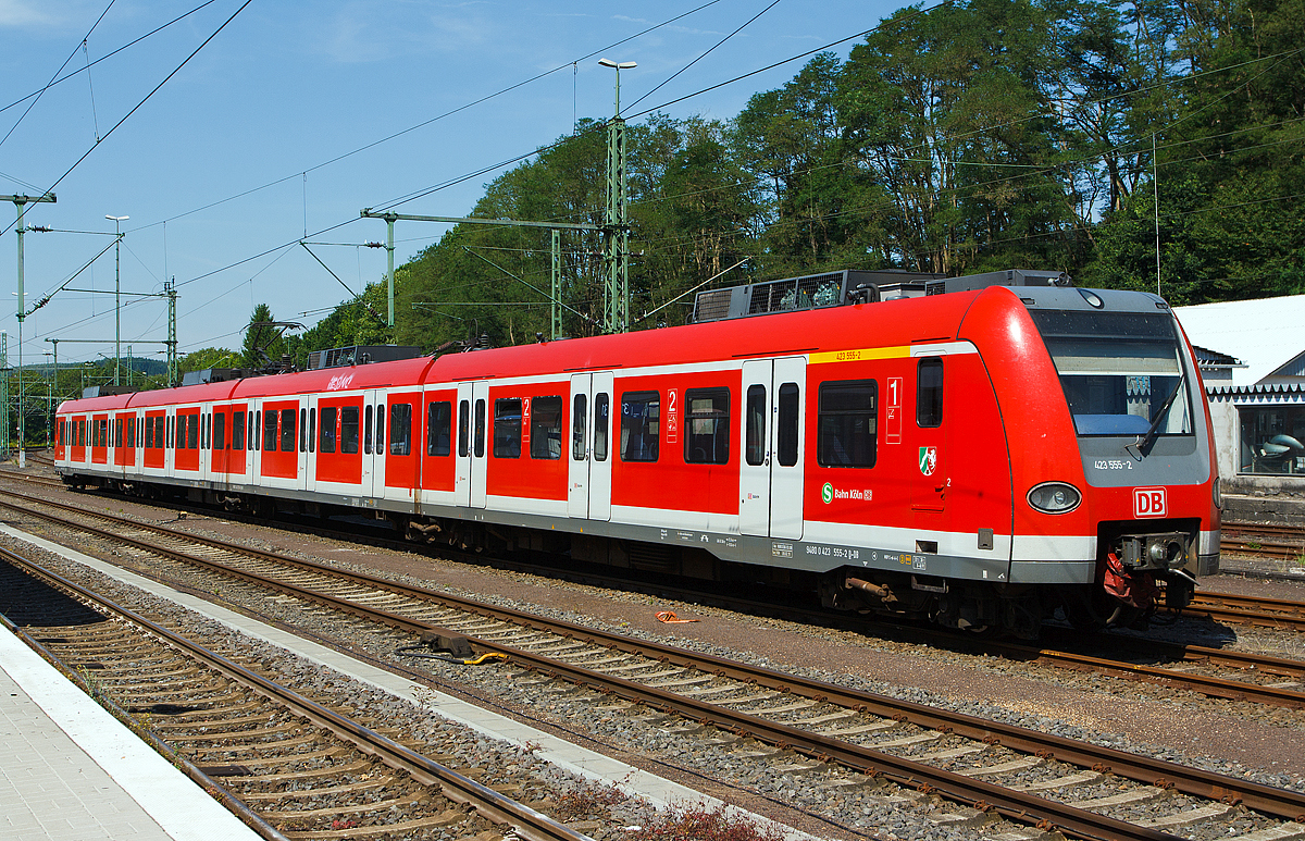 
Ein  Kurzzug  der Baureihe 423 / 433 bestehend aus  423 055-3 / 433 055-1 / 433 555-0 und 423 555-2 der S-Bahn Köln steht am 19.07.2014 im Bahnhof Au(Sieg). 

Der ET 423 / 433 wurde 1999 bei ABB Daimler-Benz Transportation GmbH (Adtranz) in Hennigsdorf unter den Fabriknummer 174236 / 174366 / 174301 und 174431 gebaut, die Abnahme fand am 15.02. 2000 statt. Die EBA-Nummer sind EBA 95W35B 055a bis d.

Mit Baureihe 423 werden die beiden angetriebenen Steuerwagen bezeichnet, während die ebenfalls angetriebenen Mittelwagen als Baureihe 433 klassifiziert werden. Die vierteiligen Triebzüge der Baureihe 423 / 433 sind 67,40 m lang. Der Triebzug ist für den S-Bahn-Betrieb gebaut und besitzt kein WC. Als Leichtbaufahrzeug besteht er größtenteils aus Aluminium. Als Antrieb wird hier Drehstromtechnik mit Bremsstromrückspeisung eingesetzt, die Leistung beträgt 2.350 kW. Die zulässige Höchstgeschwindigkeit des Triebzugs beträgt 140 km/h.