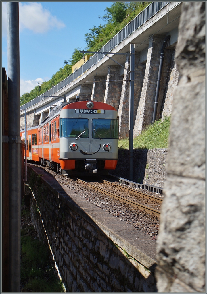 Ein lächelnder FLP Be 4/12 auf der Fahrt von Ponte Tresa nach Lugano kurz vor Agno. 

30. April 2015