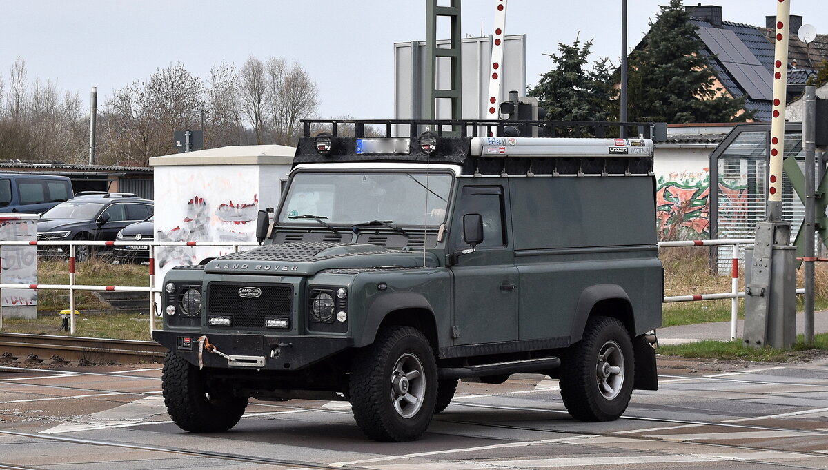 Ein LAND ROVER Typ? am 24.03.26 Bahnübergang Rodleben.