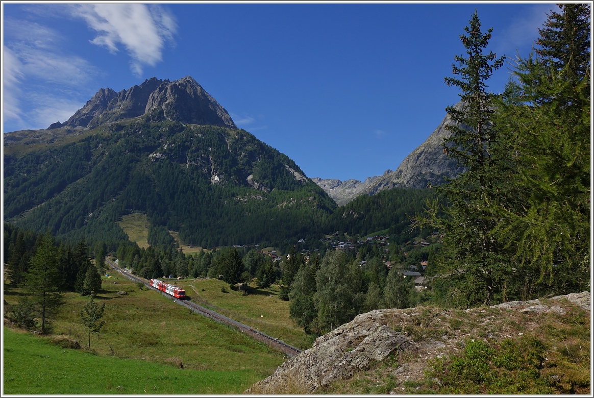 Ein Landschaftszugbild: Durch die Bergwelt der Mont-Blanc Region fährt ein Regionalzug 
nach Vallorcine.
(28.08.2015) 