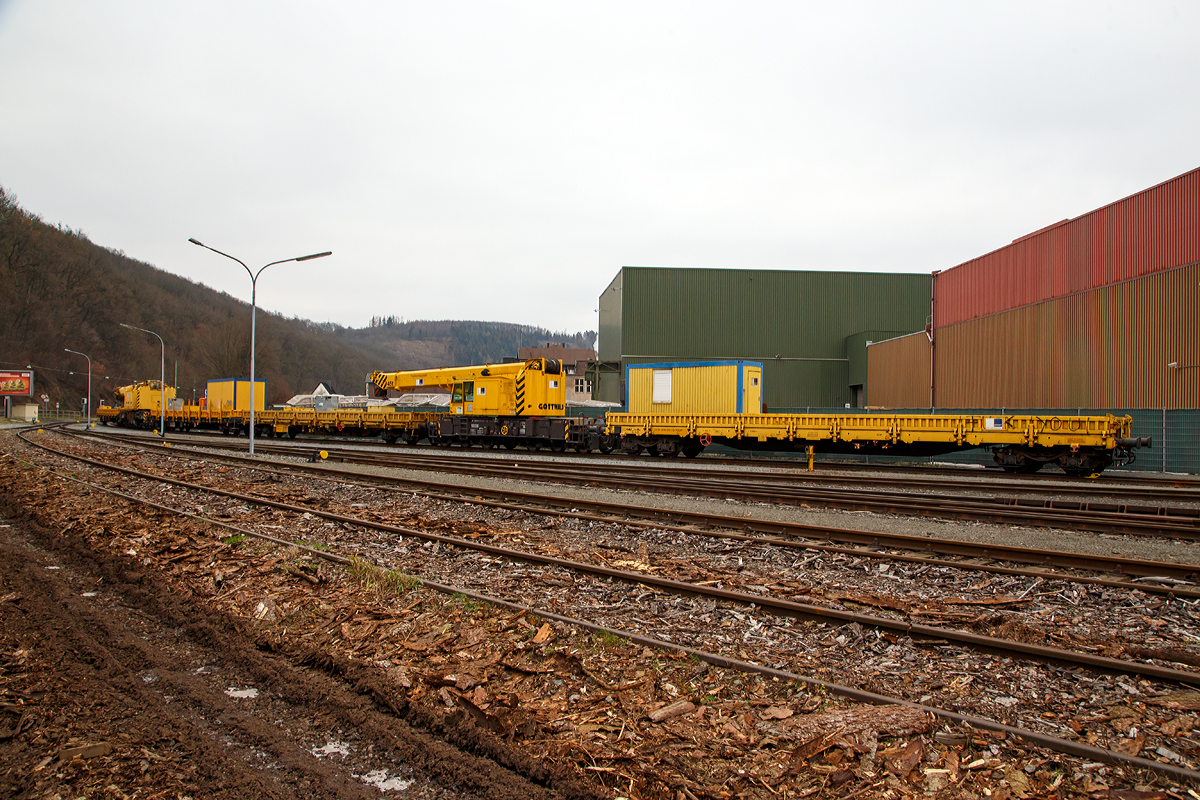 
Ein langer Kranzug der der Hering Bau (Burbach abgestellt am 15.12.2018 in Siegen-Eintracht auf dem Gel�nde der KSW Kreisbahn Siegen-Wittgenstein GmbH, bestehend aus (von links an rechts):

- Schutzwagen 33 80 3998 213-1 D-HGUI der Gattung Res 072-1
- 125 t Gleisbauschienenkran KIROW KRC 810 T, VDM-Nr. 99 80 9419 010-0 D-HGUI
- Schutzwagen 33 80 3998 218-0 D-HGUI der Gattung Res 072-1
- Schutzwagen 80 80 3948 001-3 D-HGUI der Gattung Res
- 45 t Gleisbauschienenkran GOTTWALD GS 40.08 T, VDM-Nr. 97 82 41 503 19-9 D-HGUI (ex     97 82 41 503 17-3, ex 60 80 092 3576-3)
- Schutzwagen 33 80 3936 002-3 D-HGUI der Gattung Res