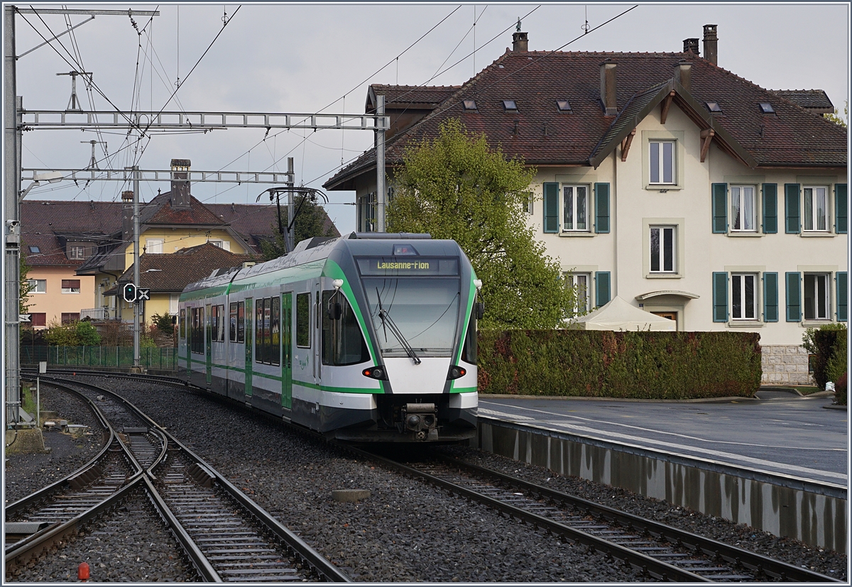 Ein LEB RBe 4/8 verlässt Echallens Richtung Lausanne Flon.
28. April 2017