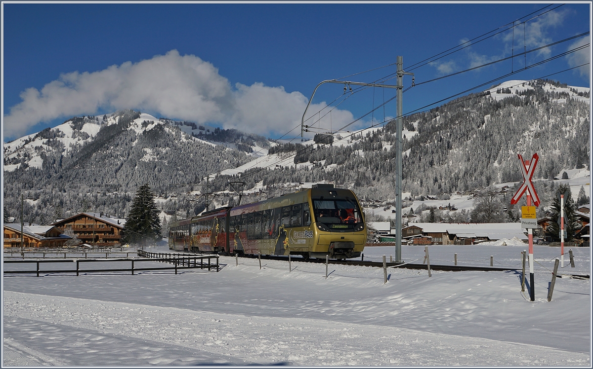 Ein  Lenker Pendel  zwischen Saanen und  Gstaad auf seiner Fahrt von Rougemont nach Zweisimmen.

2. Feb. 2018 