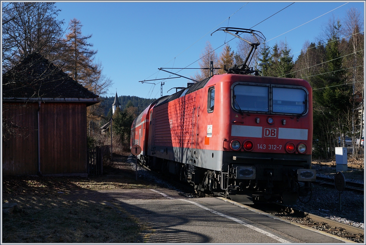 Ein letzter Nachschuss auf die 143 312-7 als Abschiedsbild dieser Lok-Baureihe auf der H�llen- und Dreiseen-Bahn.
Tittisee, den 29. Nov. 2016
