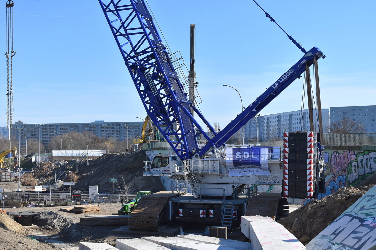 Ein LIEBHERR Raupenkran - LR 11000 der Fa. MAXIKraft Kran- und Schwerlastlogistik Inh. Maik Kanitzky e.K. für die Fa. SDL Citybaumanagement GmbH im Einsatz beim Brückenabbau Berlin Marzahn, 03.03.25