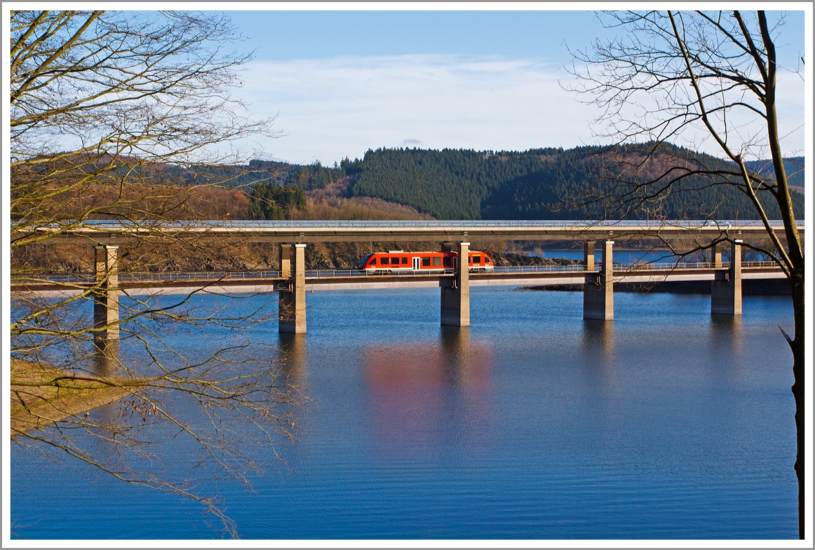 Ein LINT 27 der DreiLänderBahn überfährt am 02.02.2014 den Biggesee auf der Doppelstockbrücke Listertal.
Der LINT befährt die Strecke Olpe - Finnentrop (KBS 442) als Regionalbahn RB 92  Biggesee-Express 

Die KBS 442  Biggetalbahn  (Finnentrop - Olpe) ist eine 23,6 km lange eingleisige, nicht elektrifizierte Nebenbahn, die bis 1983 noch 20km weiter bis Freudenberg (Kr. Siegen) ging, mit weiteren Auschluß über die auch stillgelegte Asdorftalbahn (ex KBS361) nach Kirchen/Sieg. 