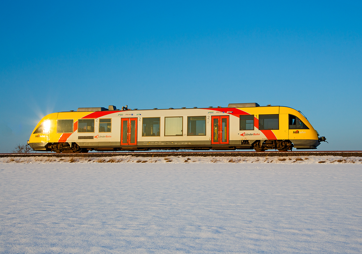 
Ein LINT im rechtem Licht.....
Der VT 208 (95 80 0640 108-6 D-HLB), ein Alstom Coradia LINT 27 der HLB, ex vectus VT 208, f�hrt am 22.01.2017,als RB 90  Westerwald-Sieg-Bahn  die Verbindung Siegen - Betzdorf/Sieg - Au/Sieg - Altenkirchen - Westerburg, kurz vor Hachenburg in Richtung Hachenburg.