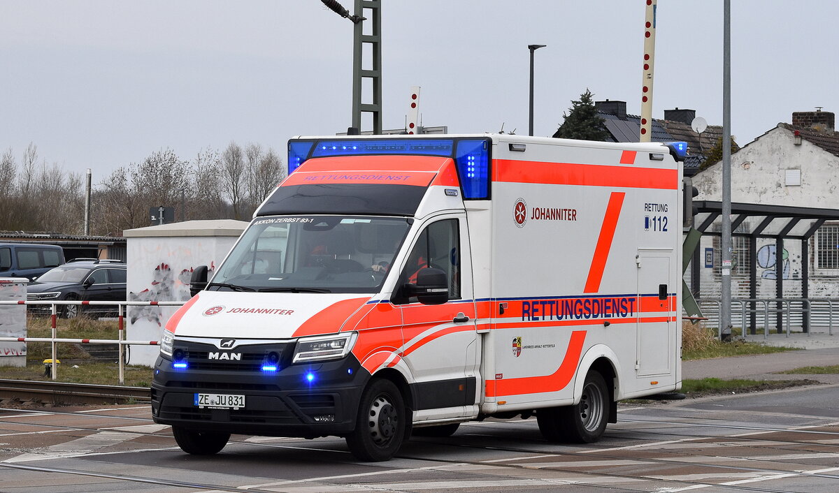 Ein MAN TGE RTW der JOHANNITER des Rettungsdienst Landkreis Anhalt-Bitterfeld auf Einsatzfahrt am 24.03.26 Bahnübergang Rodleben.