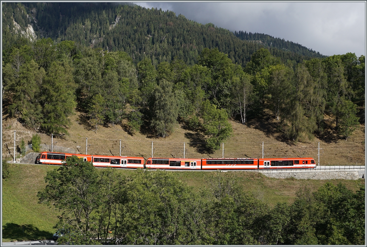 Ein MGB  Komet  ABDeh 4/8 mit Zusatz-Modul ist in der von Lax auf dem Weg nach Fiesch

30.09.2021
