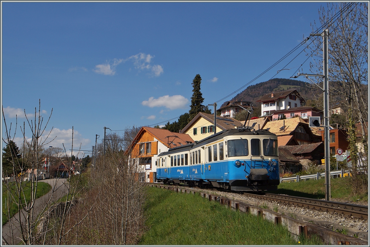 Ein MOB ABDe 8/8 als Regionalzug Montreux - Sonzier bei Les Planches.
13. April 2015 