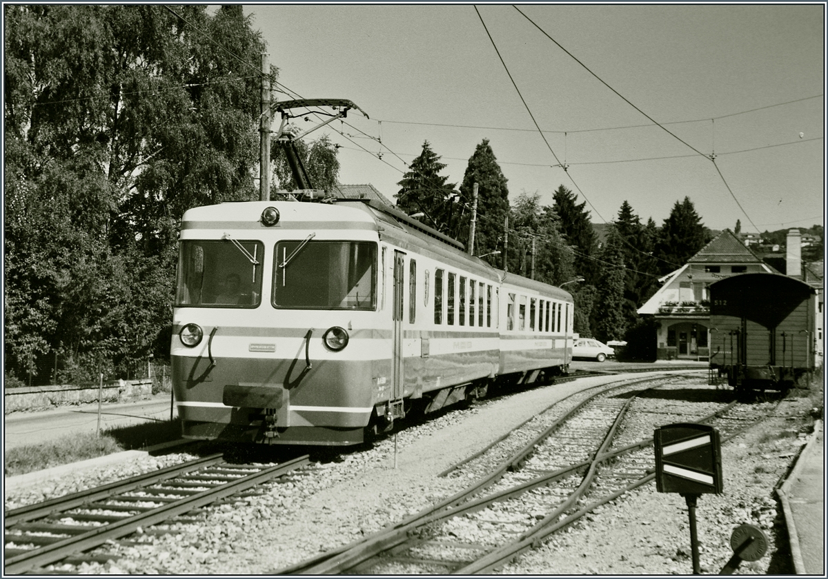 Ein MOB Be 4/4 (Serie 5000) mit ABt im Regionalverkehr beim Halt in Fontanivent auf seiner Fahrt von Montreux nach Les Avants. 

August 1985