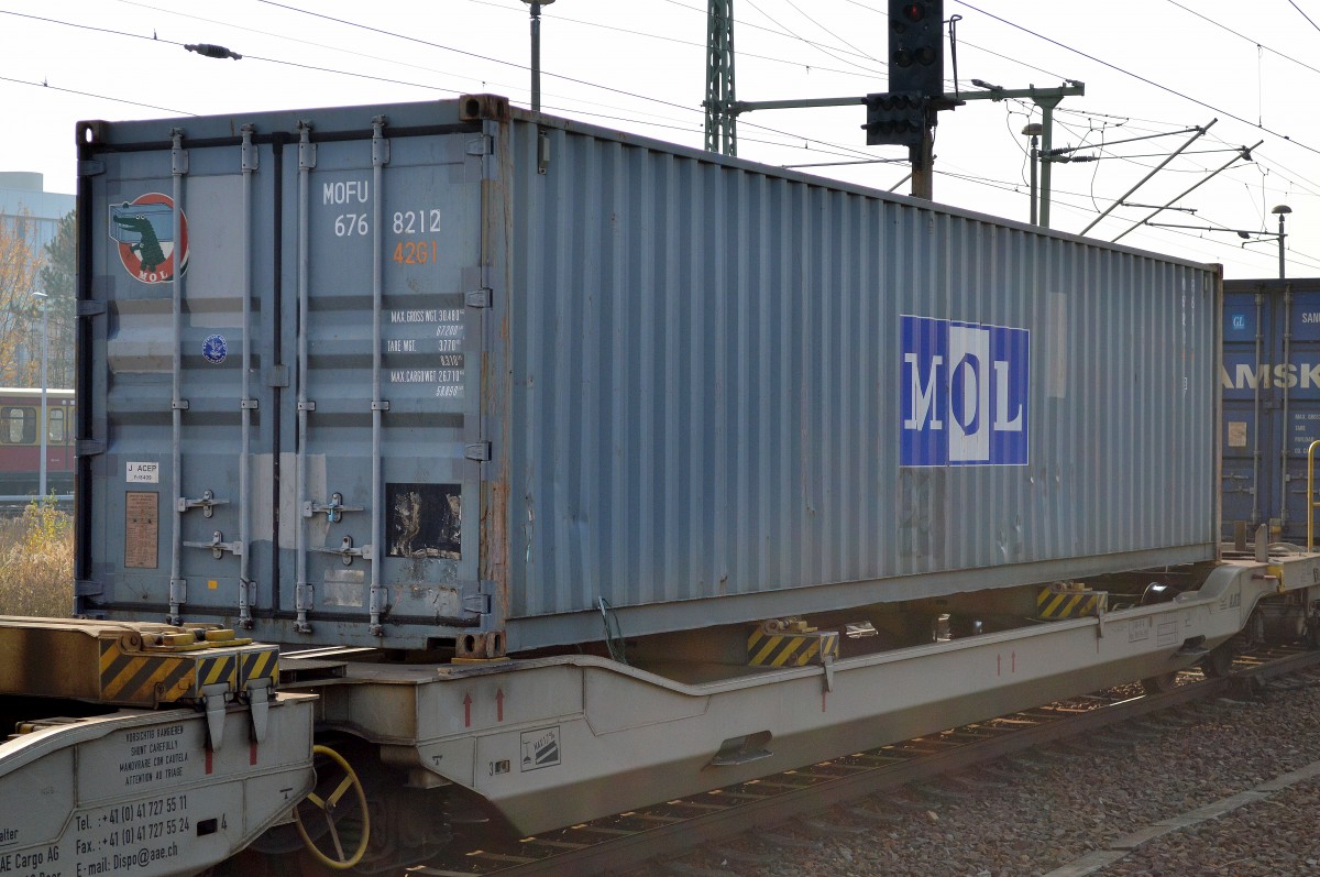 Ein MOL Container auf einem Taschenwagen am 29.10.15 Bhf. Flughafen Berlin-Schönefeld.