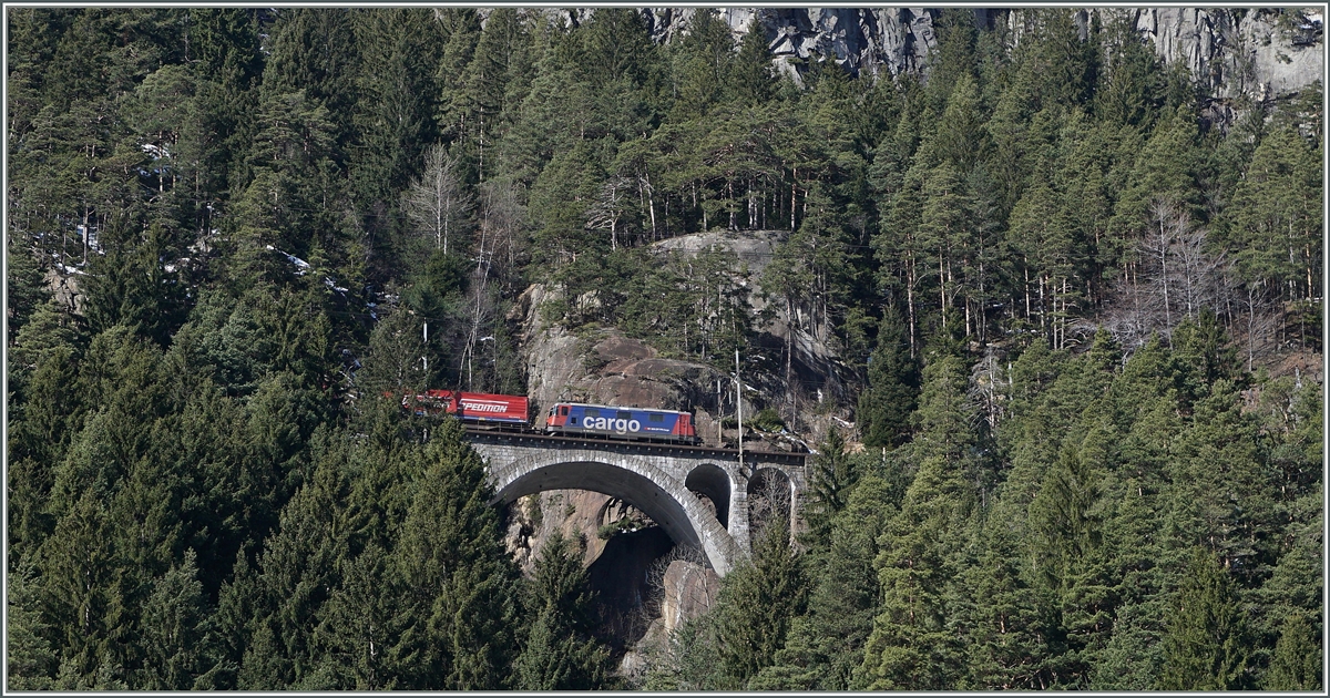 Ein Nachtrag zum Winnerzug: die schiebende Re 4/4 II oberhalb von Wassen auf der dritten Ebene. 
17. März 2016