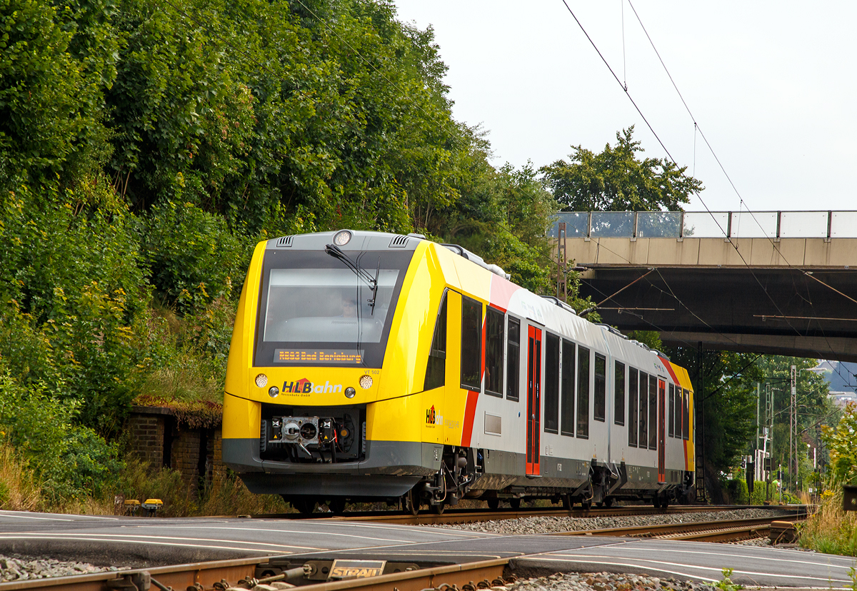 
Ein nagelneuer Alstom Coradia LINT  41, der VT 502 (95 80 1648 102-9 D-HEB / 95 80 1648 602-8 D-HEB) der HLB (Hessische Landesbahn GmbH)  fährt am 08.08.2015, als RB 93  Rothaarbahn  (Siegen - Kreuztal - Bad Berleburg), von Siegen-Weidenau weiter in Richtung Kreuztal.

Der LINT 41 wurde im Juli 2015 von ALSTOM LHB (Salzgitter) an die HLB für den Standort Siegen ausgeliefert. Eigentlich müssten diese LINT mit der neuen Kopfform ja LINT 42 heißen, da sie mit einer Länge von 42,17 m etwas länger sind als die ursprünglichen LINT 41 (41,81 m). Denn die Bezeichnung LINT 41 bedeutet „leichter innovativer Nahverkehrstriebwagen“, die 41 steht für die Länge der vollen Meter (bei dem ursprünglichen 41,81 m). Wird die Bezeichnung „H“ (LINT 41/H) verwendet, so sind es Hochflur-Fahrzeuge, dies hier sind aber zweiteilige Niederflur-Dieseltriebwagen.

Der LINT 41 besteht aus zwei Wagenhälften, die sich in der Zugmitte auf ein Jakobs-Drehgestell stützen.

Technische Daten:
Baureihenbezeichnung: 1 648 (anstelle der alten Ausführung 0 648)
Spurweite: 1.435 mm (Normalspur)
Radsatzfolge:  Bx’ (2) By’
Länge:  42,17 m
Breite:  2.750 mm
Drehzapfenabstand: 16.500 mm
Drehgestellachsstand (Antriebsgestelle): 1.900 mm
Drehgestellachsstand (Jakobsgestell): 2.700 mm
Eigengewicht:  76,3 t
Geschwindigkeit:  140 km/h
Leistung: 2 x 390 kW
Fahrgastsitzplätze: 8 in der 1. Klasse und 94 in der 2. Klasse 
Kupplungstyp: Scharfenbergkupplung Typ 10
Fahrzeugbestand der HLB: 7
