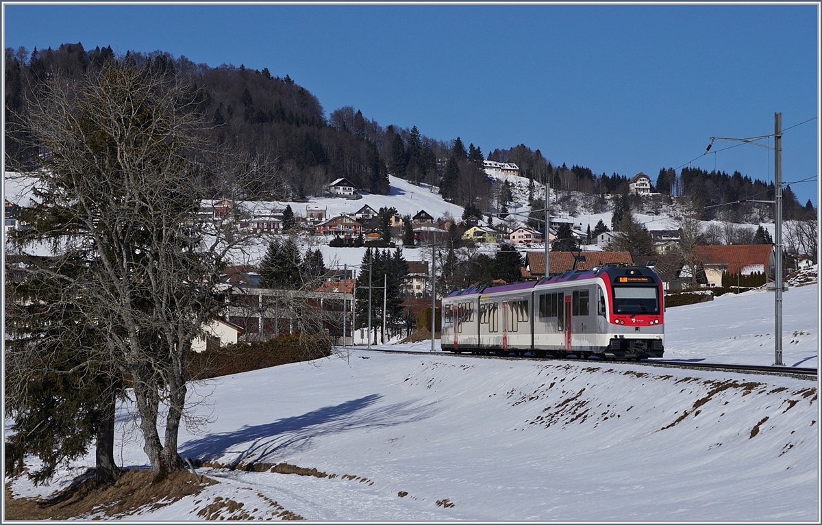 Ein neuer TRAVYS SURF Regionalzug hat seinen Startbahnhof vor wenigen Augenblicken verlassen und faährt nun Richtung Yverdon.
14. Feb. 207