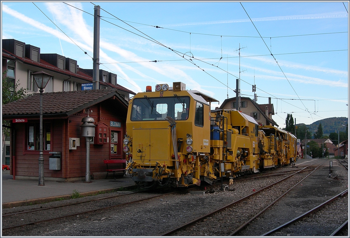 Ein paar Bilder f�r Armin: in Blonay warten der B40 UM-1 und R21RD-1 auf den Abend, um Gleisbauarbeiten erledigen zu k�nnen. 
3. August 2016