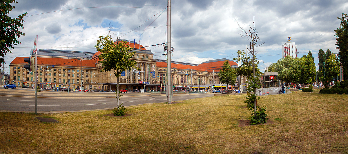 Ein Panoramabild vom Bahnhofsvorplatz auf die 298 m lange Fassade des Empfangsgebäudes vom Hauptbahnhof Leipzig am 11.06.2022. Davor die Straßenbahnhaltestelle und rechts einer der Zugänge zum Hauptbahnhof (tief), wo die meisten Linien der S-Bahn Mitteldeutschland abfahren und den City-Tunnel Leipzig (vom Bayerischer Bahnhof zum Nordkopf) befahren.

Leipzig Hauptbahnhof ist der zentrale Personenbahnhof in Leipzig und steht mit täglich rund 120.000 Reisenden und Besuchern auf Platz 13 der meistfrequentierten Fernbahnhöfe der Deutschen Bahn. Der Eisenbahnknoten und Kopfbahnhof mit 23 Bahnsteiggleisen, von denen 22 im Reiseverkehr genutzt werden, gehört zu den 21 Bahnhöfen der höchsten Preisklasse von DB Station&Service. Er ist mit einer überdachten Grundfläche von 83.640 Quadratmetern der flächenmäßig größte Kopfbahnhof Europas. Die Fassade des Empfangsgebäudes zur Innenstadt ist 298 Meter breit.

Bezüglich der Anzahl der Bahnsteiggleise wird er nach Rückbauten seit 1996 in Europa vom Frankfurter, Münchner und Zürcher Hauptbahnhof sowie dem Pariser Ost- und Nordbahnhof übertroffen.

Der Hauptbahnhof Leipzig ist im Ballungsraum Leipzig-Halle zentraler Schienenpersonennahverkehrs-Knotenpunkt der S-Bahn Mitteldeutschland. Fast alle ihrer Züge verkehren durch den im Dezember 2013 in Betrieb genommenen City-Tunnel und halten an den Tunnelbahnsteiggleisen 1 und 2.

Im European Railwaystation Index 2021 der Verbraucherorganisation Consumer Choice Center belegte der Bahnhof den Platz als bester Bahnhof Europas, vor dem Hauptbahnhof Wien und London St. Pancras.
 
Umbau nach 1990
Der Hauptbahnhof Leipzig wurde, neben dem Kölner Hauptbahnhof, 1994 für ein Modellprojekt zur Umgestaltung und kommerziellen Mehrfachnutzung stark frequentierter Bahnhöfe ausgewählt.

Die Reiseverkehrsanlagen wurden in der zweiten Hälfte der 1990er Jahre umfassend erneuert. Dabei wurden der Bereich des Querbahnsteigs, die Eckgebäude Ost und West vollständig entkernt und in diesem Bereich ein Einkaufszentrum mit zwei zusätzlichen Geschossen unterhalb des Querbahnsteigs eingerichtet. Das Einkaufszentrum erhielt den Namen PROMENADEN Hauptbahnhof Leipzig. Im Bereich des Eckgebäudes West wurden zudem Vorarbeiten für den später errichteten Citytunnel durchgeführt. Heute beherbergt das Empfangsgebäude ca. 20 000 m² vermietete Fläche mit 140 Geschäften. 

Auf der Fläche der ehemaligen Gleise 25 und 26 sowie unterhalb vom Gleis 24 wurde ein Parkhaus mit 600 Pkw-Stellplätzen angelegt. Die ursprünglichen Pläne für ein mehrstöckiges Parkhaus auf jenen Gleisanlagen führten zu wochenlangen Protesten der Bevölkerung und von Denkmalschützern. Die verwirklichte, fast ebenerdige Parkdeckvariante beruht auf einem Kompromiss. Insgesamt flossen in die Modernisierung und den Umbau des Bahnhofs etwa 250 Millionen Euro. Insgesamt gingen durch den Umbau innerhalb der Bahnsteighalle 7 Bahnsteiggleise verloren, 5 auf der Westseite und 2 auf der Ostseite.

Als optische Trennung zwischen den Bahnanlagen und den PKW-Stellplätzen werden auf Gleis 24 historische Schienenfahrzeuge ausgestellt. Zu sehen sind dort eine Dampflokomotive der Baureihe 52, ein Schnellverbrennungstriebwagen der Bauart Hamburg sowie jeweils eine elektrische Lokomotive der Baureihen E 04, E 44 und E 94.

Das umgebaute Empfangsgebäude wurde am 12. November 1997 offiziell eröffnet.
