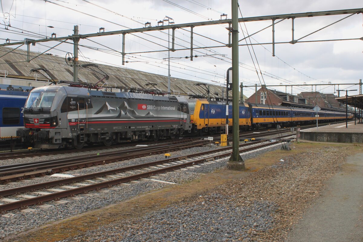 Ein Quasi-Witz der SBCI 193 542 am 17 M�rz in Roosendaal. Nach der Versuch, mit 193 542 ein liegengebliebener Intercity zwischen Essen (B) und Roosendaal ins Bahnhof Roosendaal zu schleppen fehlschlug, wurde der Zug (193 542 abgeb�gelt+186 004 abgeb�gelt+ICR Garnitur+186 007 abgeb�gelt) von eine Lineas Diesellok ins Bahnhof geschoben. Bevor die 193 542 auf eigener Kraft weiterf�r, hob sie die NL-t�uglicher Stromabnehmer bevor sich vom Zug loszuwerden.