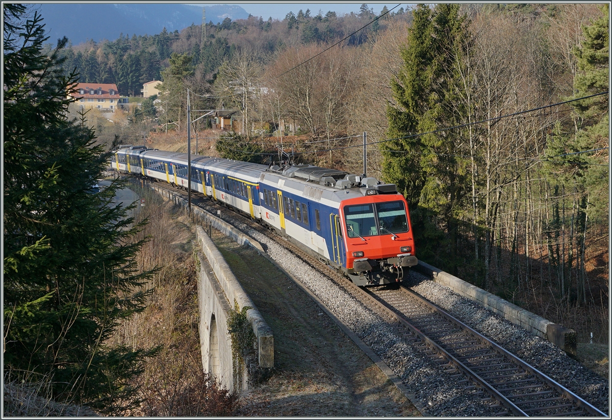 Ein RBDe 562 als Leermaterialzug kurz vor Chambrelien.
18. März 2016