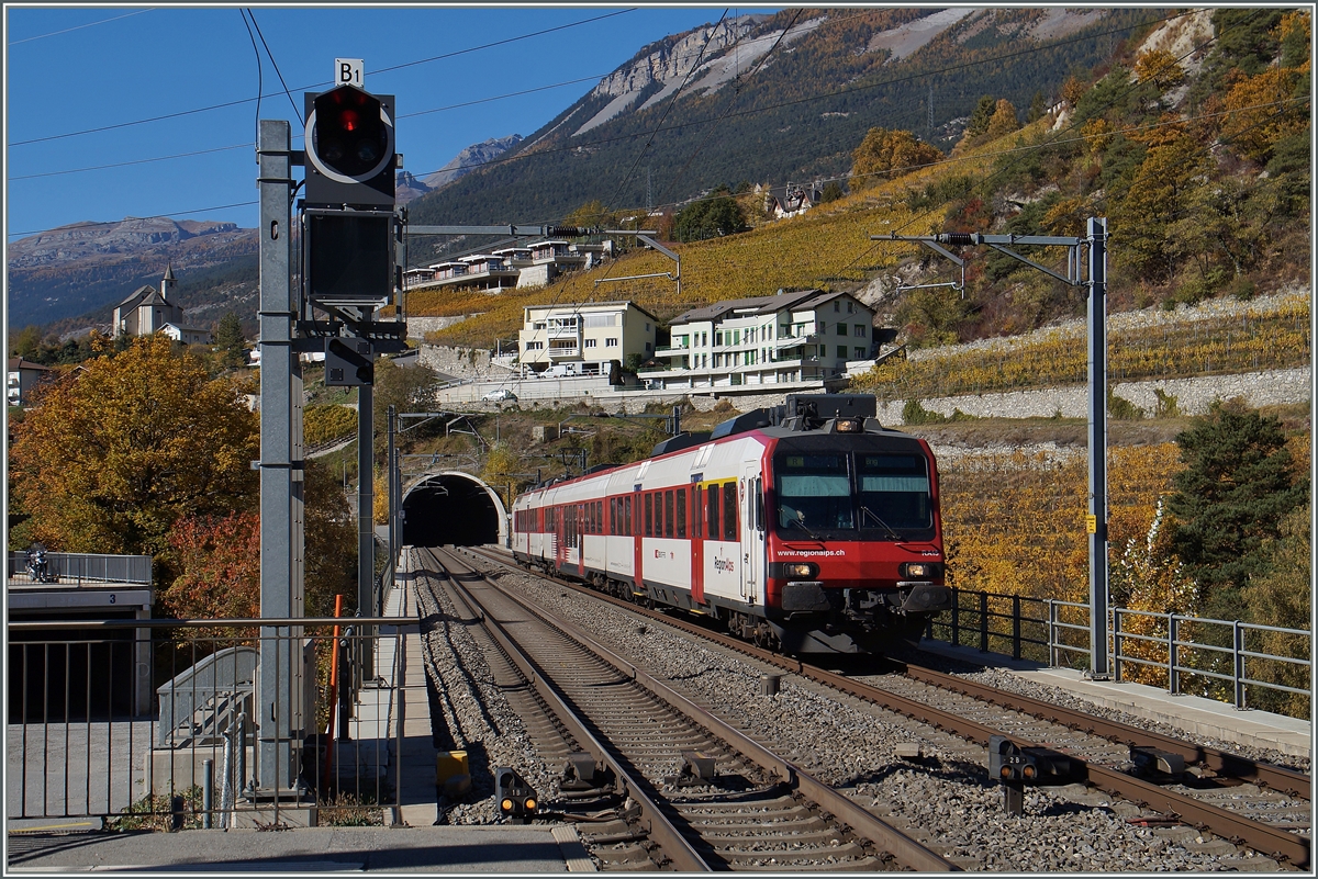 Ein Regio Alps Domino erreicht den Bahnhof von Leuk. 

26. Okt. 2015