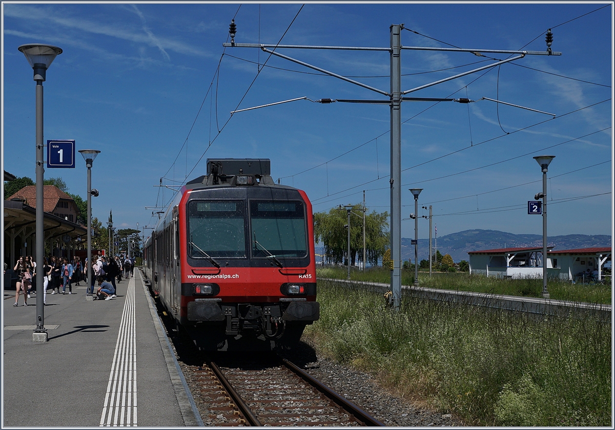 Ein RegioAlps RBDe 560  Domino  hat eine Menge Schüler nach Hause gebracht. 
Bouvert, den 17. Mai 2017 