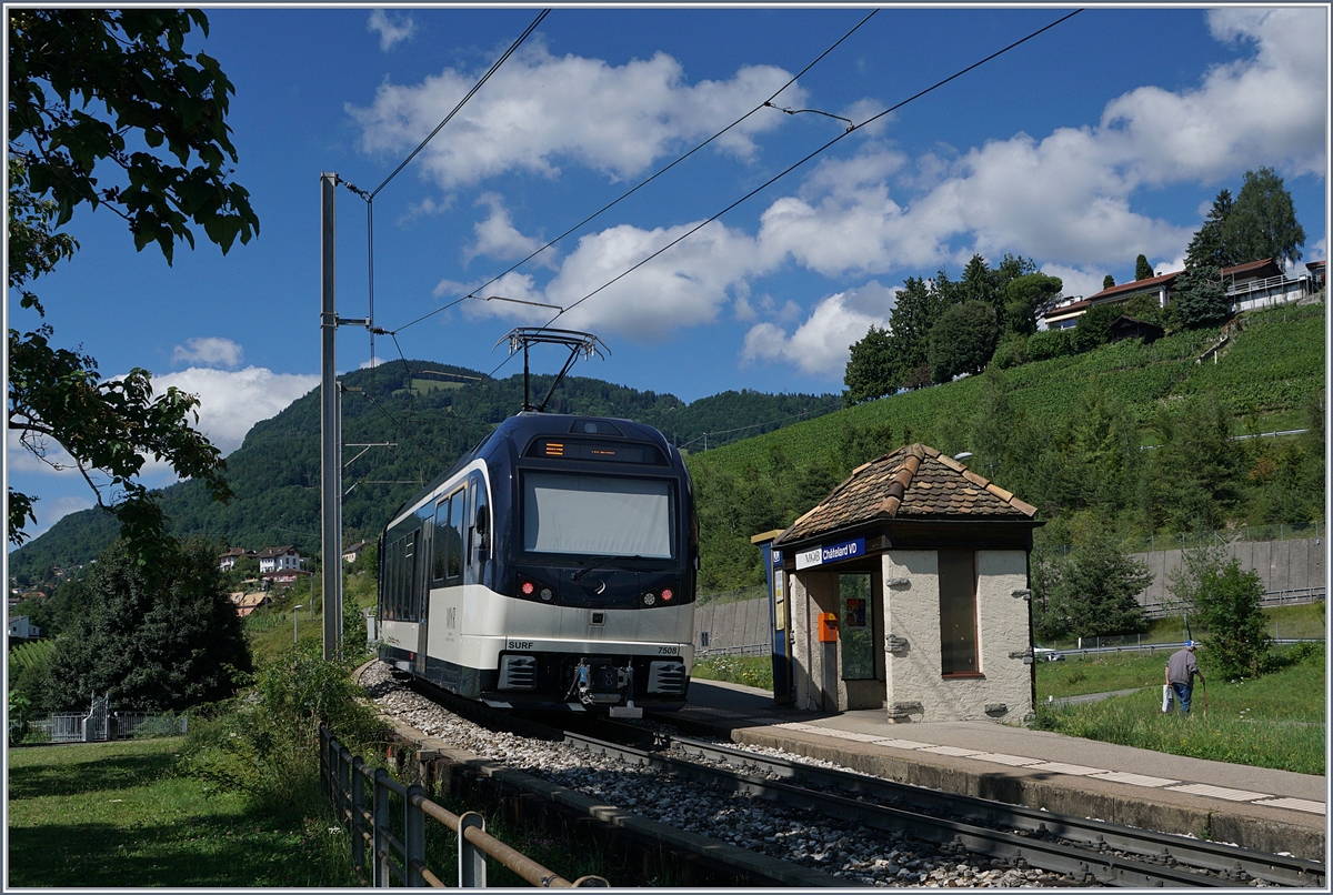 Ein Reisender und der MVR ABeh 2/6 7508 verlasen den kleinen Haltepunkt Châtelard VD. 
3. Juli 2017