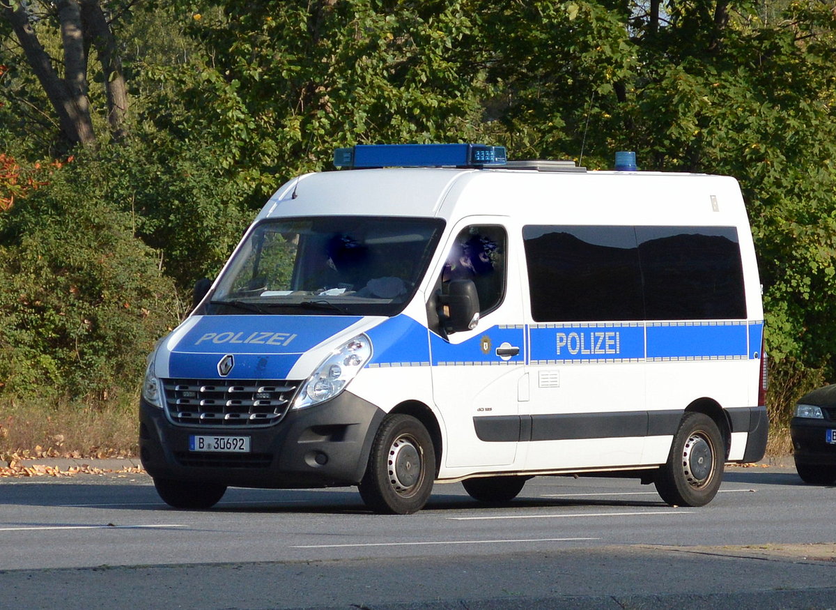 Die Polizei Berlin stoppt Fahrzeuge mit neuen Anhaltesignalen 