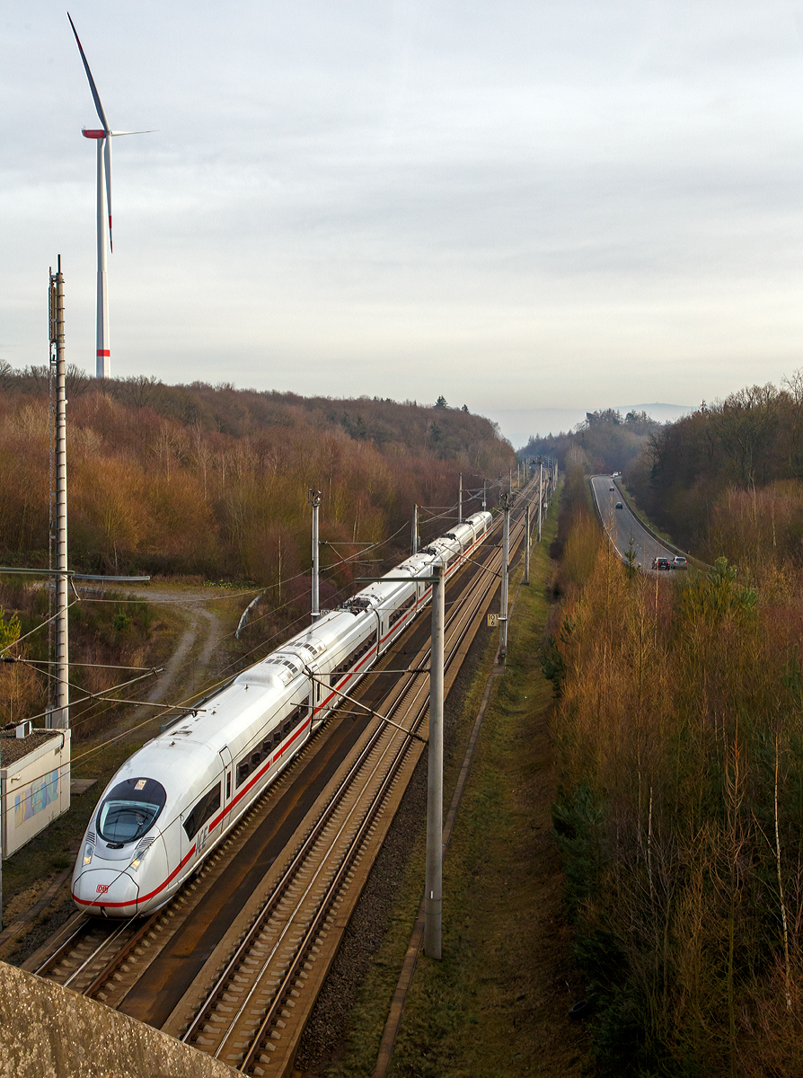 
Ein in Richtung Köln fahrender Velaro D (ICE 3 der BR 407) verschwindet bald mit ca. 300 km/h imTunnel Elzer Berg, am 27.12.2018 beim Elzer Berg.