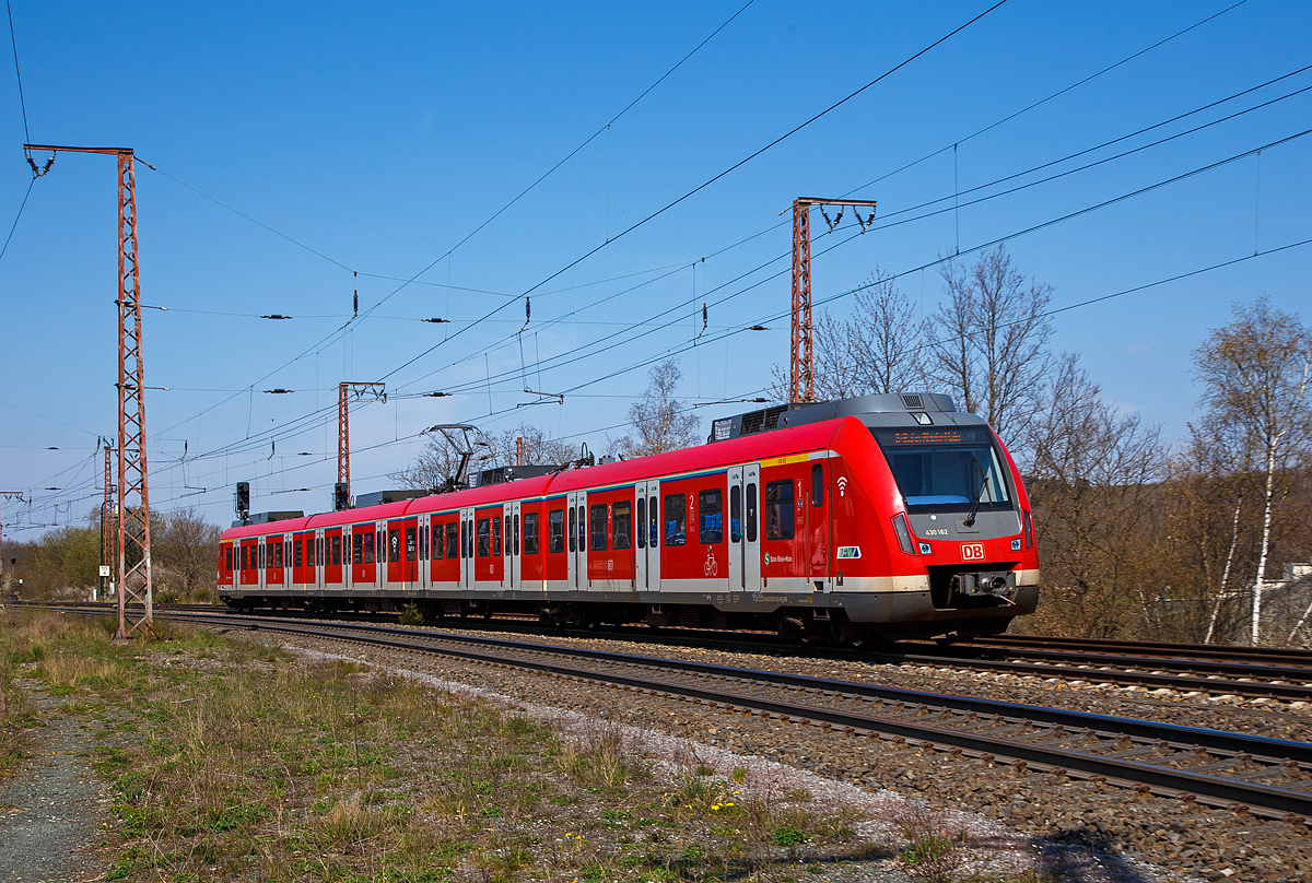 Ein S-Bahn-Triebwagen auf Abwegen...
Der ET 430 662 / 430 162 der S-Bahn Rhein-Main fährt am 28.04.2021 auf der Dillstrecke (KBS 445), durch Rudersdorf (Kreis Siegen) in nördlicher Richtung.

Nochmals einen lieben Gruß an den netten Tf zurück.
