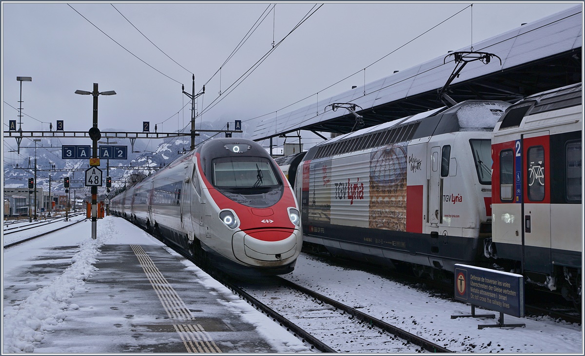 Ein SBB ETR 610 erreicht als EC 39 Genève - Venezia den Bahnhof Sion.
 14. Jan. 2017 