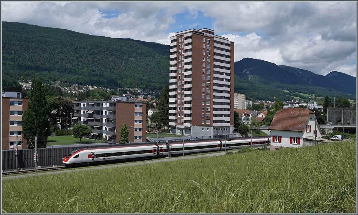 Ein SBB ICN RABDe 500 ist zwischen Grenchen Süd und Lengnau auf der Fahrt in Richtung Biel/Bienne. 

22. Juni 2021
