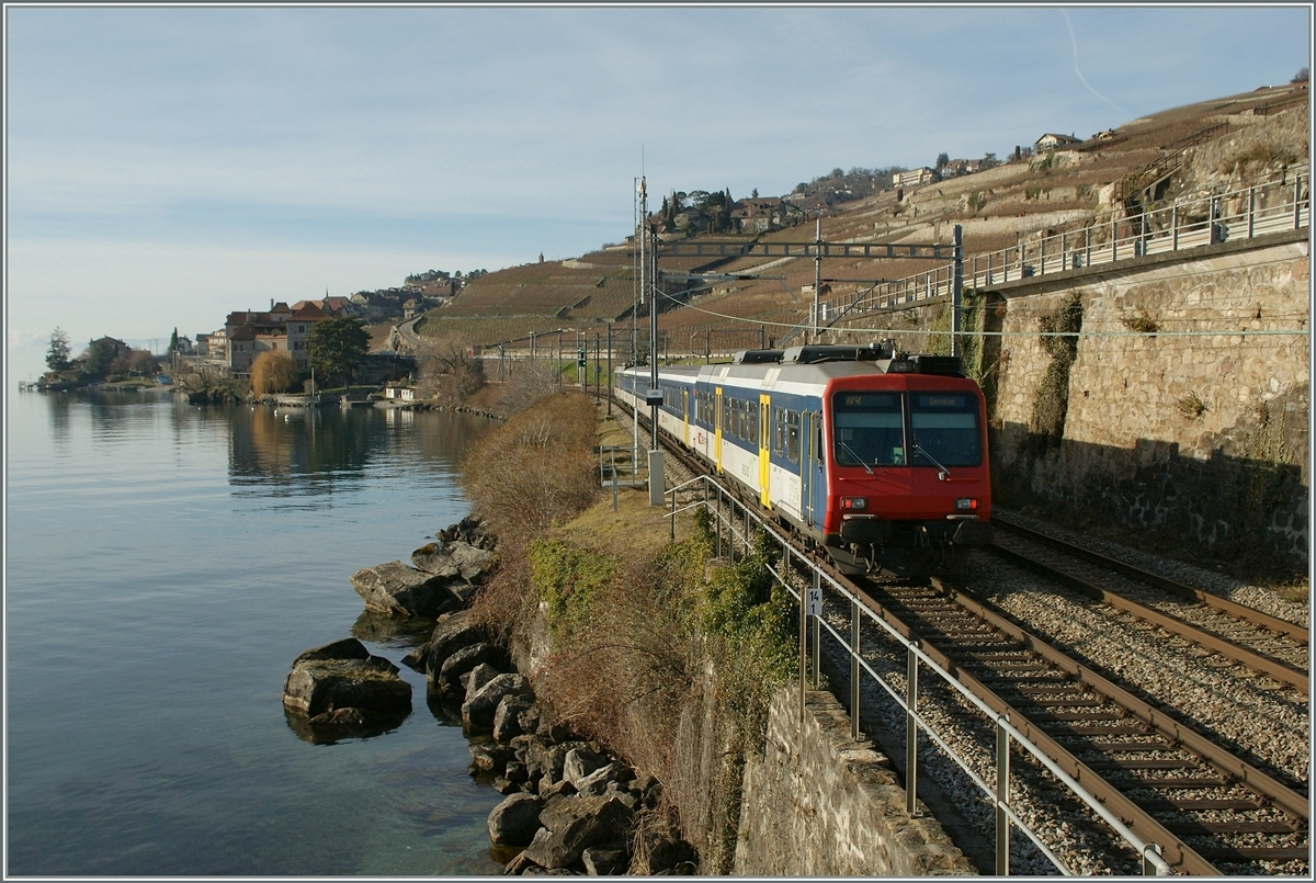 Ein SBB NPZ ist ausnahmsweise als IR unterwegs und ist hier kurz vor Rivaz zu sehen. 

1. Jan. 2014