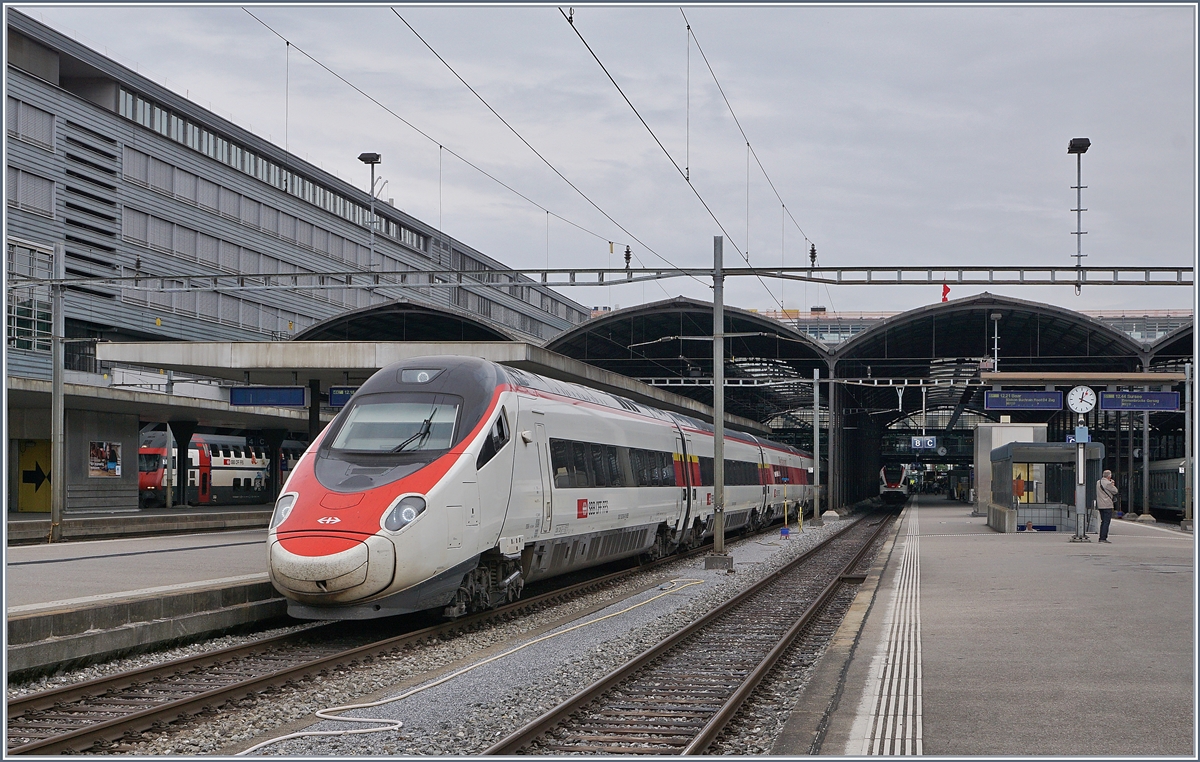 Ein SBB RABe 503 wartet in Luzern als EC Frankfurt - Milano auf die Weiterfahrt. 

24. Juni 2018