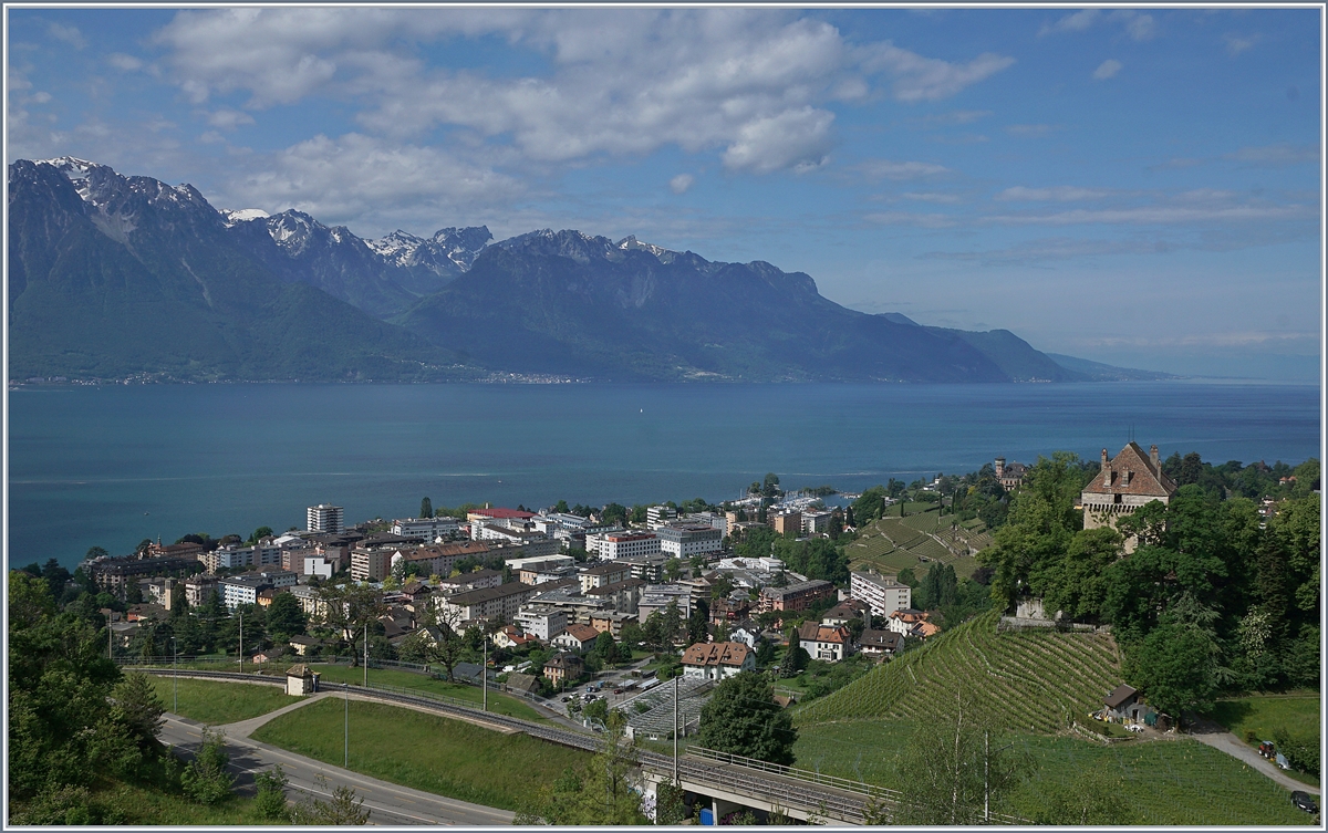 Ein SBB RABe 511 fährt als RE in Clarens durch oder ein sehr kniffliges  Bahnsuchbild . 

10. Mai 2020