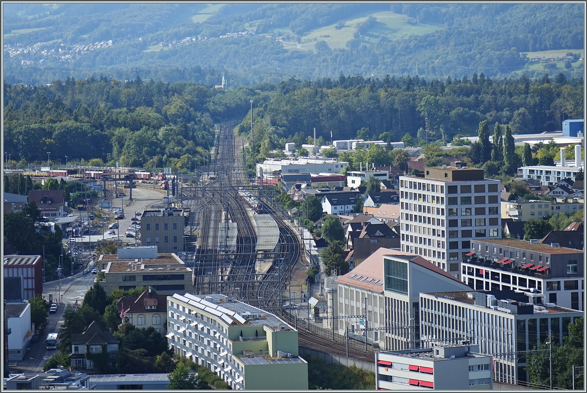 Ein SBB RABe 511 fährt durch den Bahnhof von Lenzburg, der sich hier fast vollständig in allen Details zeigt. Das Bild entstand auf dem Schloss von Lenzburg.

11. Sept. 2022