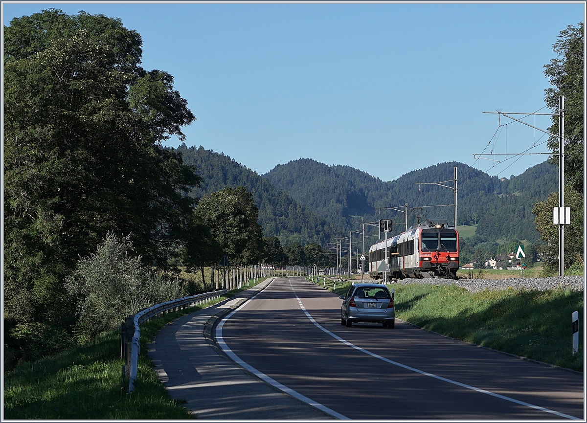 Ein SBB RBDe 560  Domino  als Regionalzug 7039 Buttes - Neuchâtel im hier flachen und weiten Val de Travers kurz vor Fleurier. 

4. Sept. 201