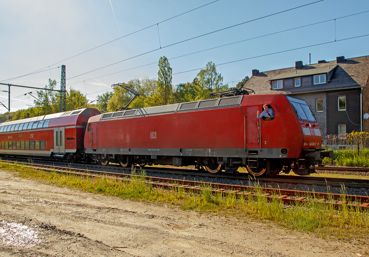 Ein sehr freundlicher Lokf�hrer auf der DB 146 004-7 mit dem RE 9, der auch abgelichtet werden wollte. Nochmals einen lieben Gru� zur�ck.

Er f�hrt am 13.05.2019 mit der 146 004-7 (91 80 6146 004-7 D-DB) der DB Regio NRW und dem RE 9 (rsx - Rhein-Sieg-Express) Aachen - K�ln – Siegen am Haken vom Bahnhof Brachbach (Sieg) weiter in Richtung Siegen. 
