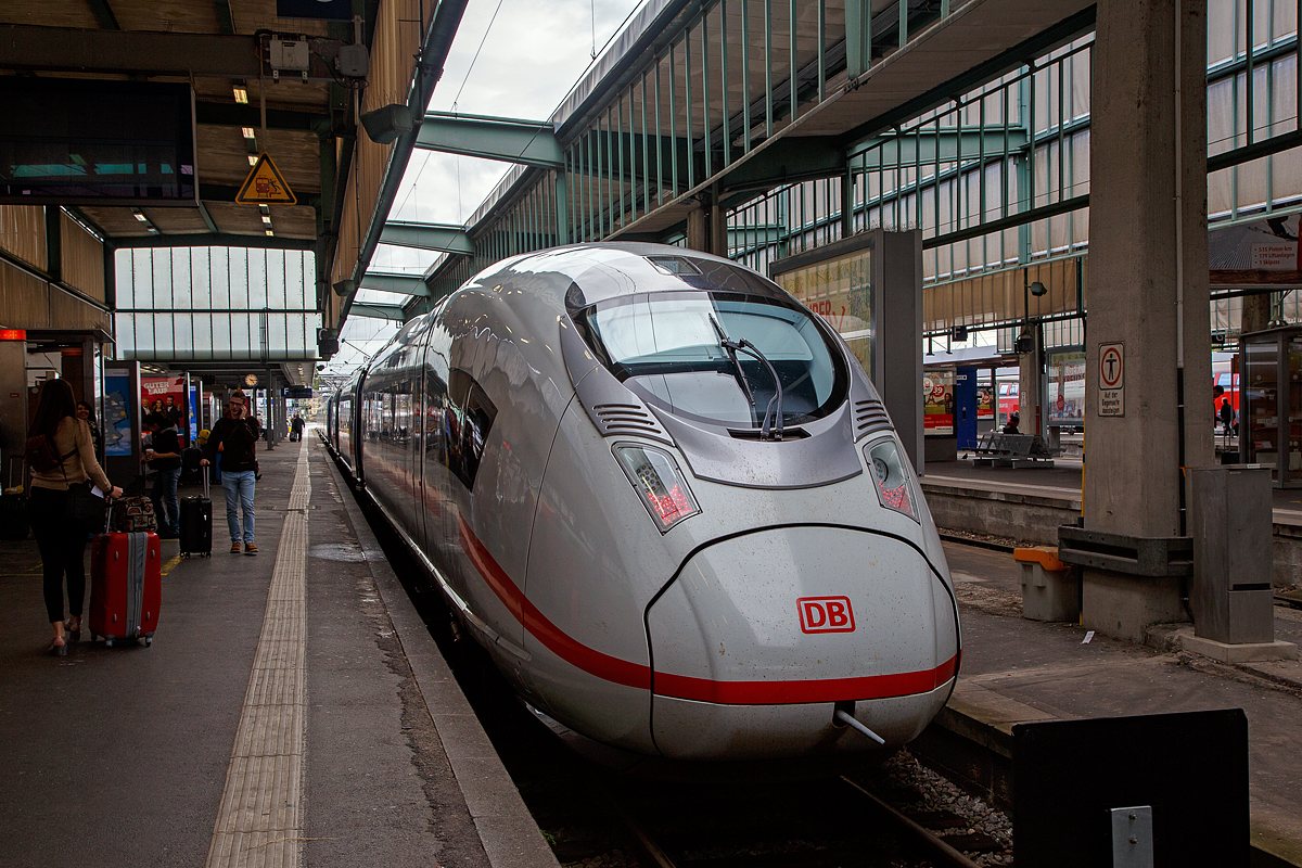 Ein Siemens Velaro D (ICE3 der BR 407) am 12.09.2017 im Hbf Stuttgart.