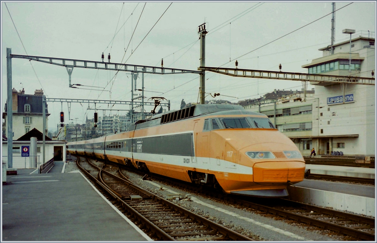 Ein SNCF TGV mit dem Treibkopf 117 am Schluss verlässt Lausanne Richtung Paris Gare de Lyon.

Analogbild aus dem Frühjahr 1998