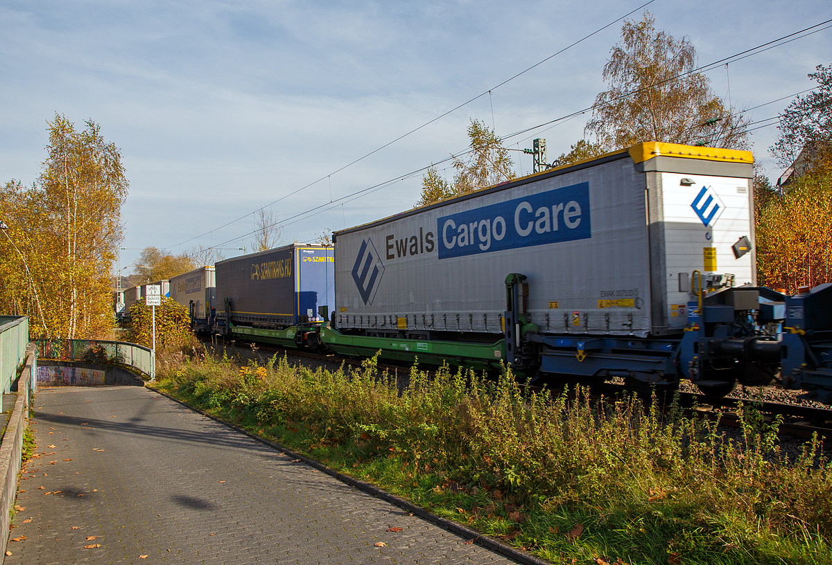 Ein Spezieller sechsachsiger Gelenk-Taschenwagen System HELROM, 87 80 4993 xxx-x D-HEL, der Gattung Sdmrs, der HELROM Trailer Rail am 29.10.2021 im Zugverband bei der Durchfahrt in Eiserfeld.

Der Clou bei HELROM sind neuartige Transportwaggons, die keine teuren Kran- oder Verladeeinrichtungen brauchen. Dieses Megaswing-System ist ein spezieller Taschenwagen mit schwenkbaren Aufnahmewannen f�r Sattelauflieger. Hydraulikst�tzen dienen als Stabilisierung, wenn die Wanne nach links oder rechts ausschwenkt. Die Beladung der Wanne mit einem Sattelauflieger erfolgt r�ckw�rts. Nach Absatteln des Sattelaufliegers wird die Wanne angehoben und schwenkt wieder ein. Der Sattelauflieger wird leicht abgesenkt und mit dem Waggon fest verbunden, er ist nun auf dem Waggon sicher verstaut. Die Technik ist im Waggon verbaut.

TECHNISCHE DATEN:
Hersteller: G�k Yapi (T�rkei)
Spurweite: 1.435 mm
L�nge �ber Puffer: 34.230 mm
Drehzapfenabstand: 2 x 14.200 mm
Achsabstand im Drehgestellen: 1.800 mm
Laufraddurchmesser: 920 mm (neu)
Eigengewicht: 45.200 kg
Max. Zuladung bei Lastgrenze: 76,0 t (ab Streckenklasse D)
Max. Geschwindigkeit: 100 km/h (beladen) / 120 km/h (leer)
Kleinster befahrbarer Gleisbogen: R 75 m
Bremse: 2 x MH-GP-A (K)
Bremssohle: Cosid 810
Feststellbremse: Ja (auf ein Drehgestell)
Intern. Verwendungsf�higkeit: TEN CW