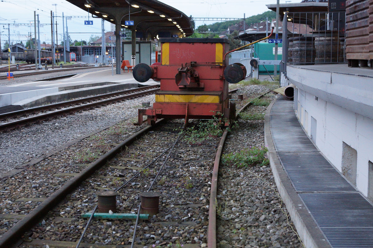 Ein spezielles Rangierfahrzeug einmal anders gesehen. Vom ehemaligen Bierdepot der Brauerei Feldschl�sschen beim Solothurner Hauptbahnhof ist noch dieses Schienenfahrzeug �brig geblieben. In der hintersten Ecke rostet es unbemerkt auf einem speziell f�r den Seilantrieb eingerichteten Abstellgeleise vor sich hin. Die Aufnahme dieser Rarit�t entstand am 18. Mai 2016.
Foto: Walter Ruetsch