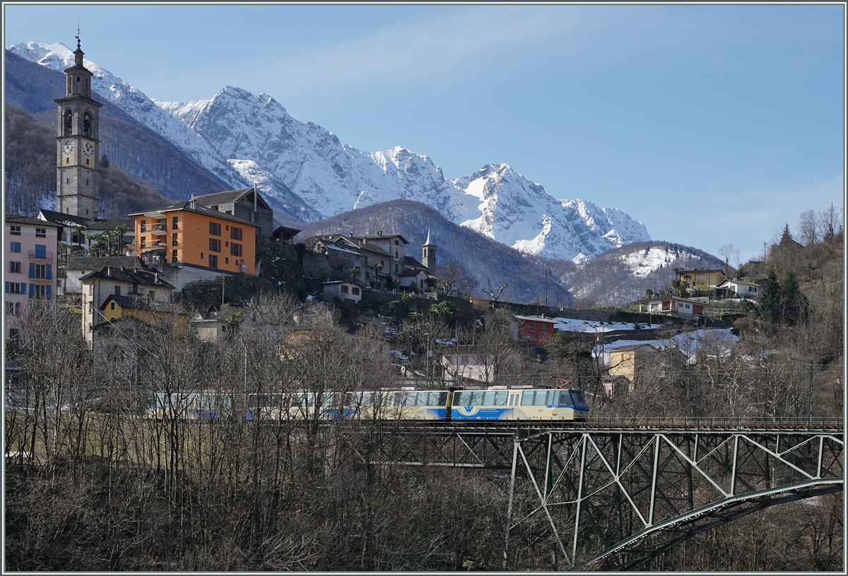 Ein SSIF  ABe 12/16 (ABe/P/Be/Be) Treno Panoramico unterwegs von Locarno nach Domodossola erreicht Intragna.
 11. März 2016
