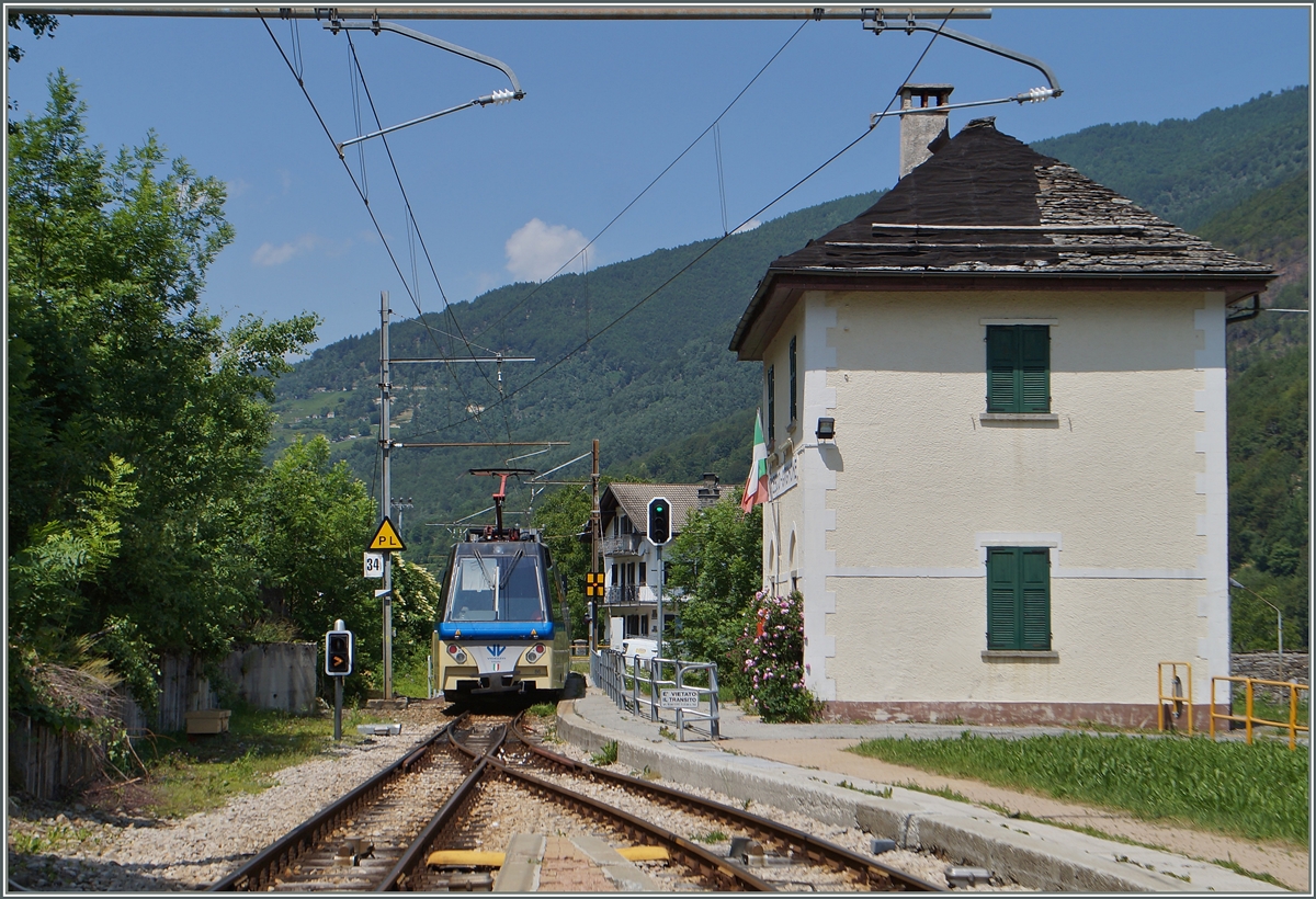 Ein SSIF Treno Panoramico verlässt die kleine Station Gagnon-Orcesco, wo er einen Gegenzug gekreuzt hat. 
10. Juni 2014