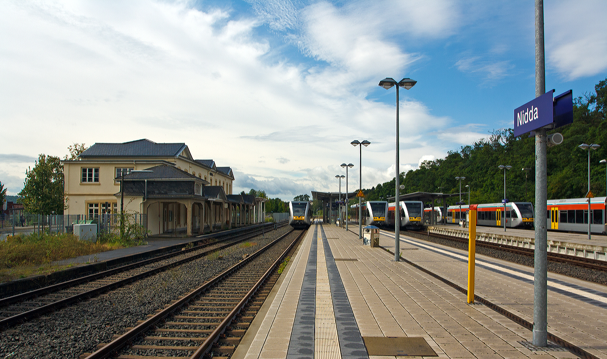 
Ein Stadler-GTW 2/6-Eldorado, der Bahnhof Nidda an der KBS 631 Lahn-Kinzig-Bahn (Bahnstrecke Gie�en–Gelnhausen) und der KBS 632 Horlofftalbahn (Bahnstrecke Beienheim–Schotten), hier am 18.08.2014. 

Links auf Gleis 2 steht der HLB 124 (als RB 36) nach Gie�en bereit, mitte auf Gleis 4 der HLB 508 113 (als RB 36) nach Gelnhausen und auf Gleis 5 der HLB 508 114  (als RB 32) nach Friedberg.  Ganz rechts stehen noch drei abgestellte GTW´s.

Bedient werden die Verbindungen von Nidda nach Gie�en, Friedberg und Gelnhausen durch die HLB (Hessischen Landesbahn). Werktags gibt es in der Hauptverkehrszeiten morgens auch 2 Direktverbindungen von Nidda nach Frankfurt am Main (Hbf) und nachmittags retour, die von der DB Regio mit 218er lokbespannten Z�ge gefahren werden. So reizt mich die Strecke noch mal zu einem Besuch.
